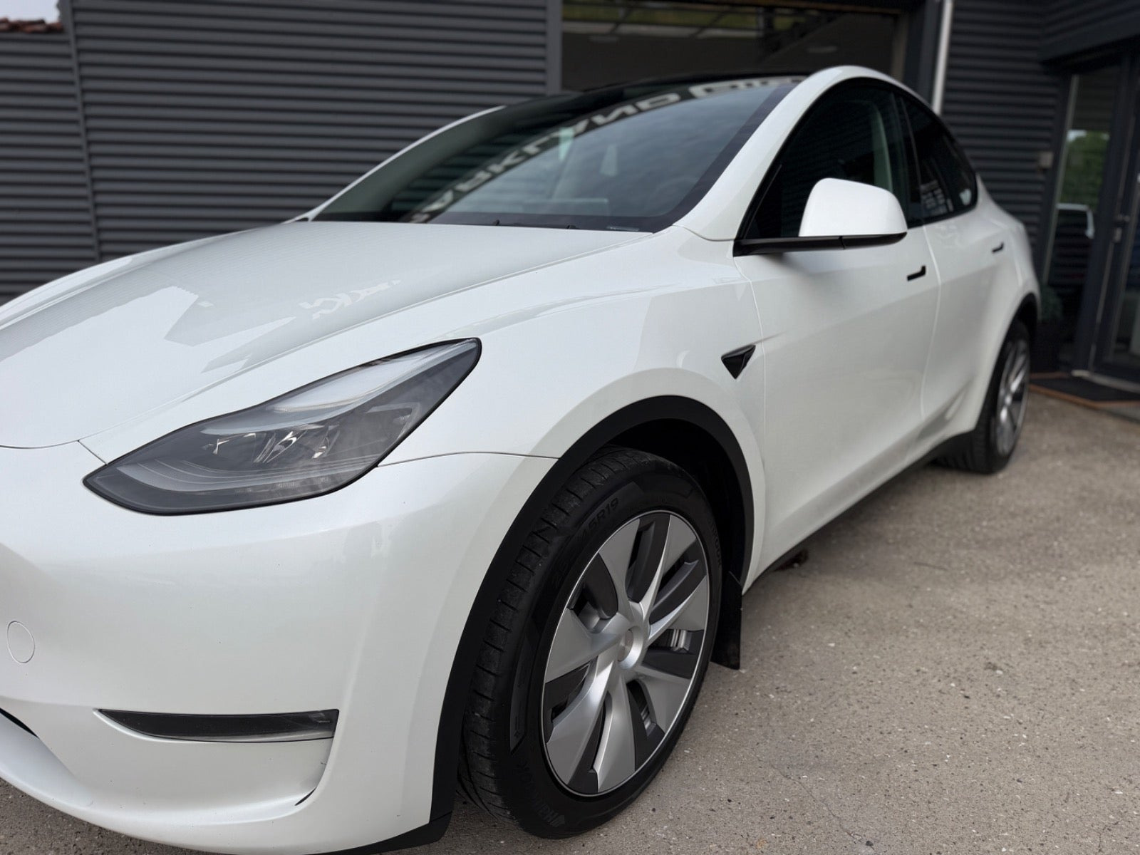 Hvid Tesla Model Y fra 2023