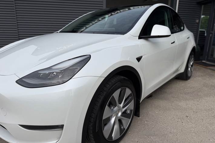Hvid Tesla Model Y fra 2023