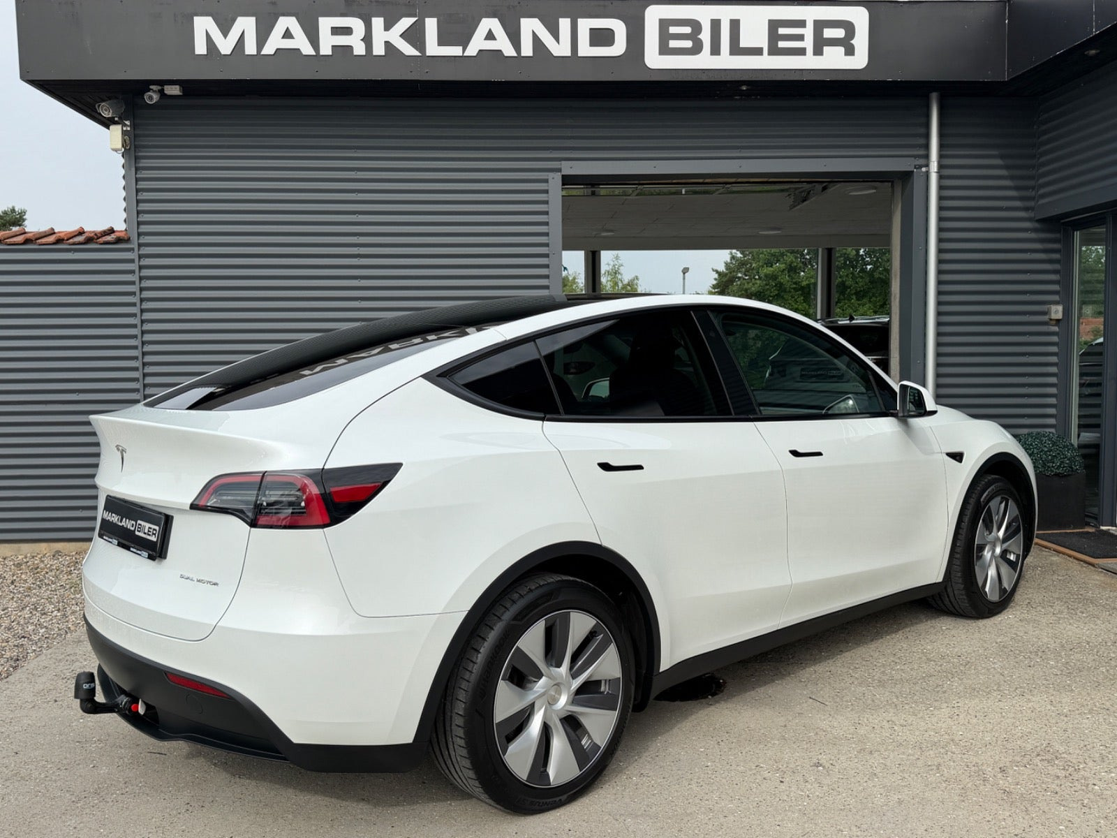 Hvid Tesla Model Y fra 2023