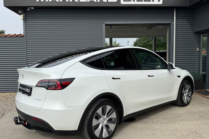 Hvid Tesla Model Y fra 2023