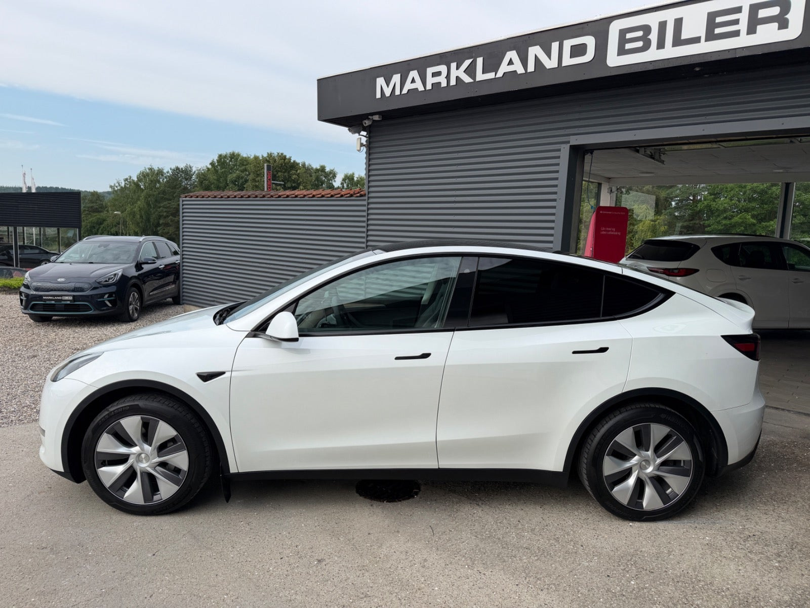 Hvid Tesla Model Y fra 2023