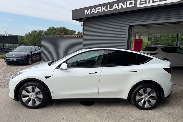 Hvid Tesla Model Y fra 2023