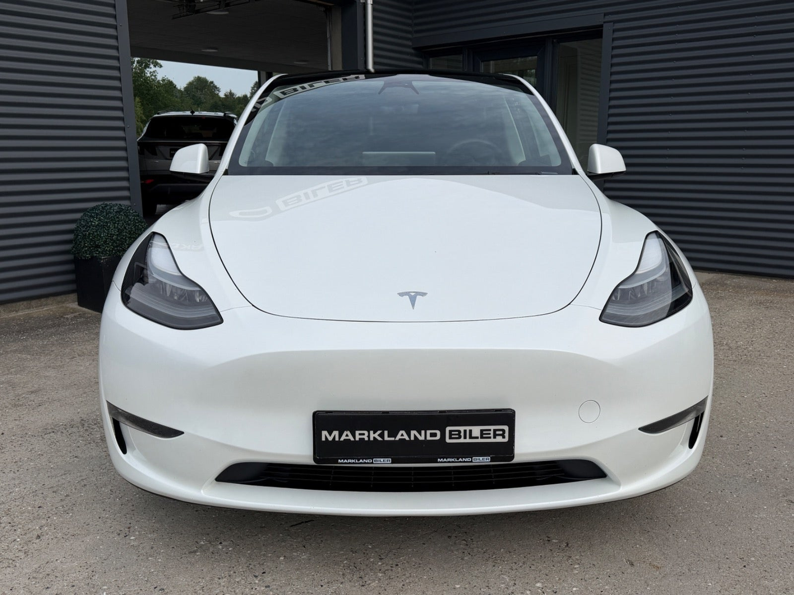 Hvid Tesla Model Y fra 2023