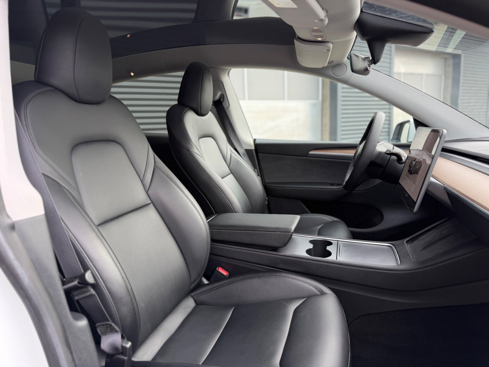 Hvid Tesla Model Y fra 2023