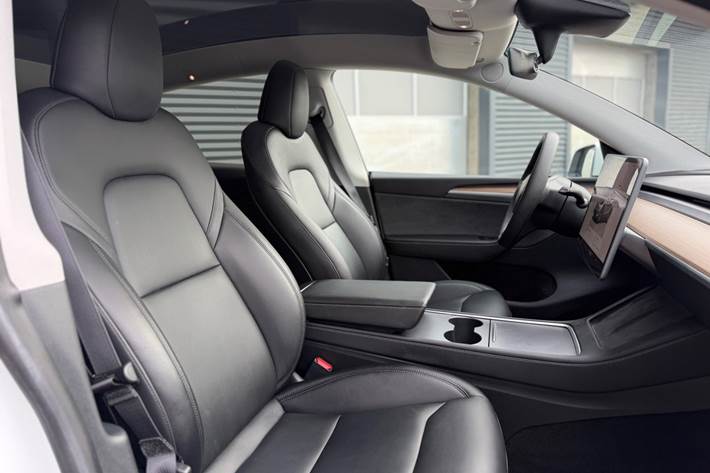 Hvid Tesla Model Y fra 2023