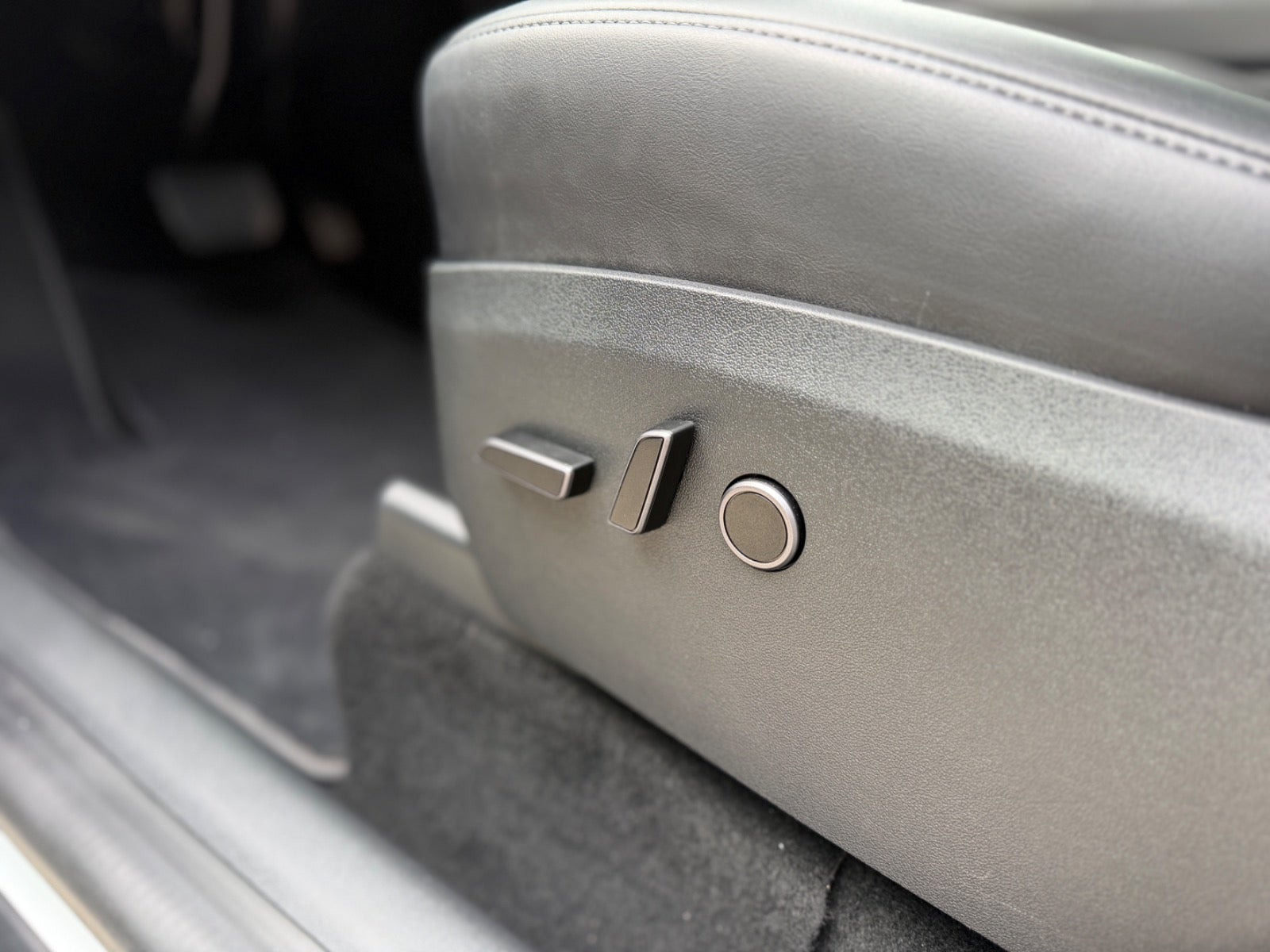 Hvid Tesla Model Y fra 2023
