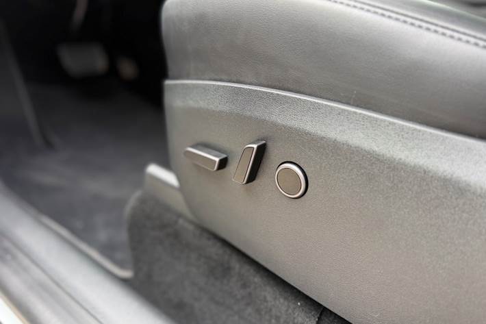 Hvid Tesla Model Y fra 2023