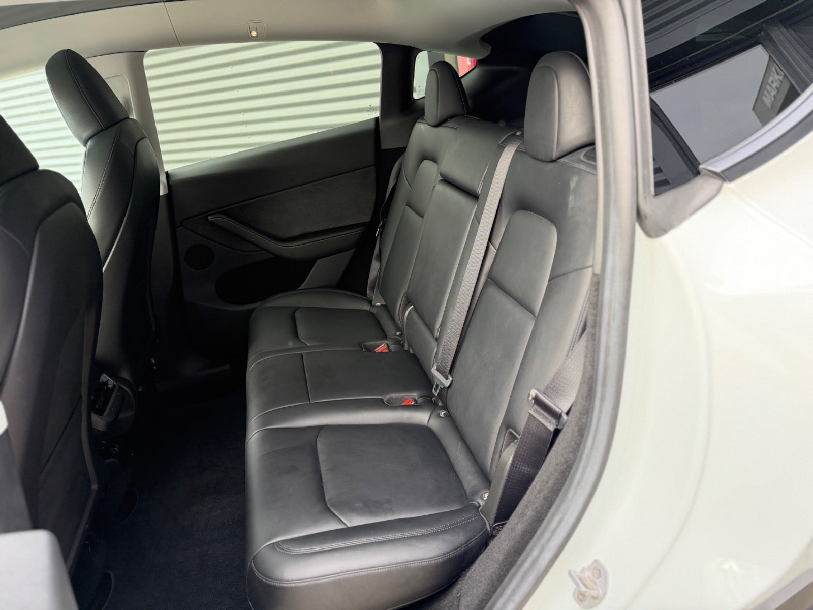Hvid Tesla Model Y fra 2023