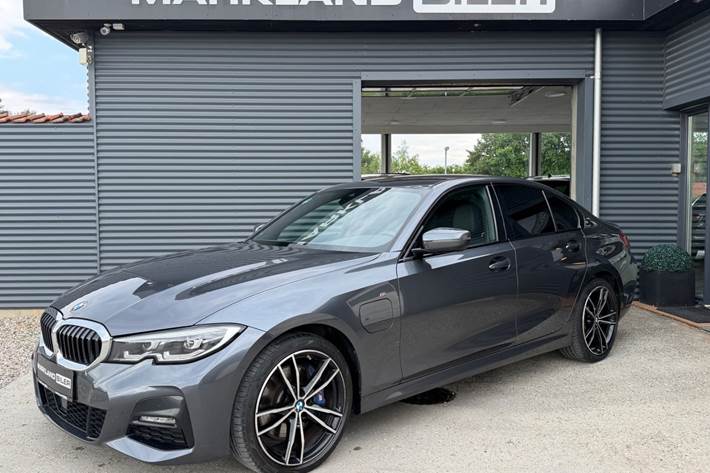 Grå BMW 330e fra 2021