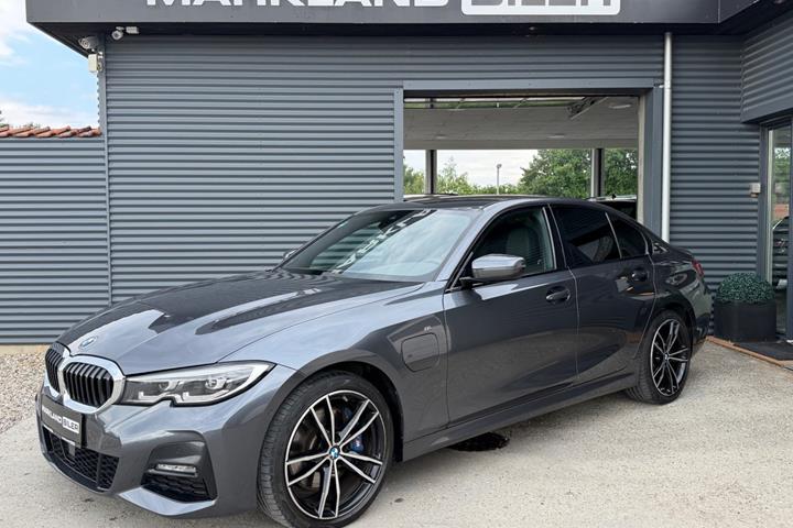 Grå BMW 330e fra 2021 set udefra