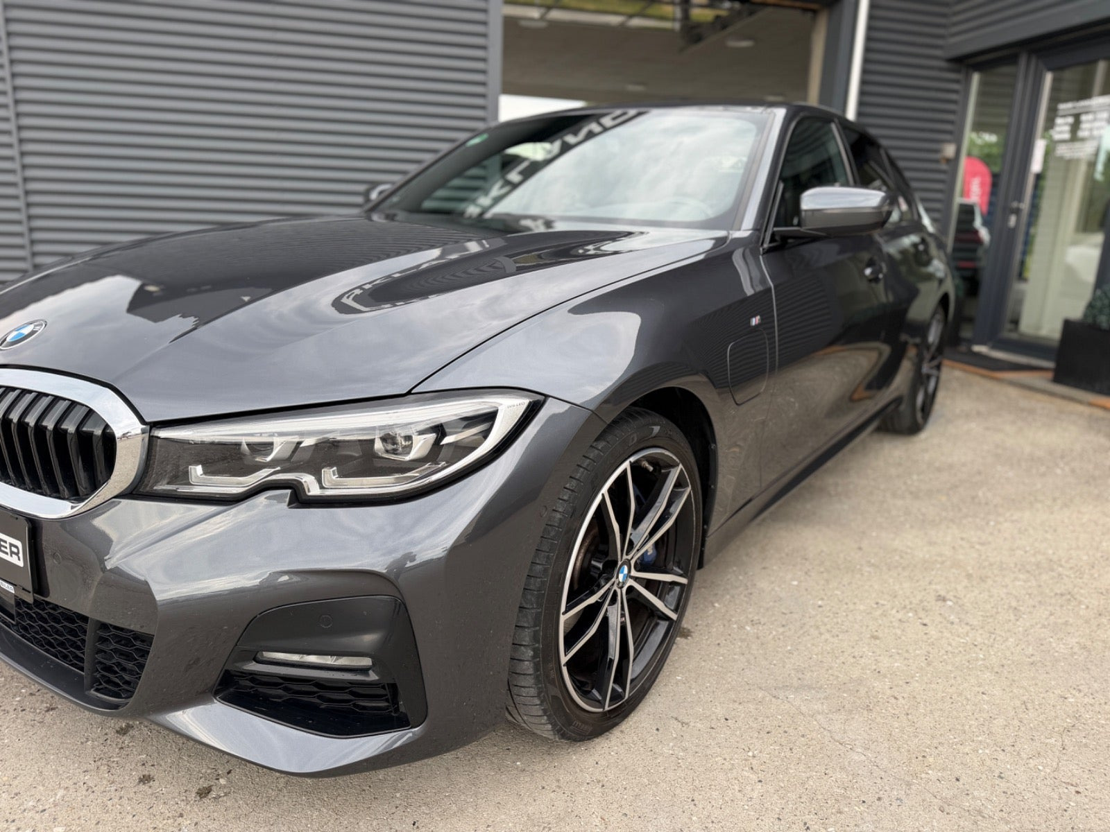 Grå BMW 330e fra 2021