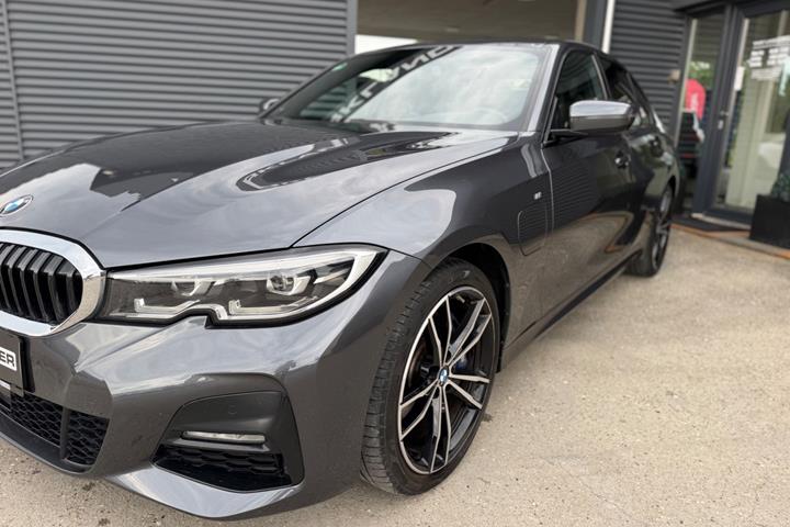 Grå BMW 330e fra 2021