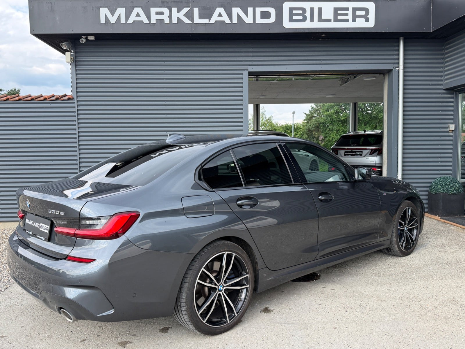 Grå BMW 330e fra 2021