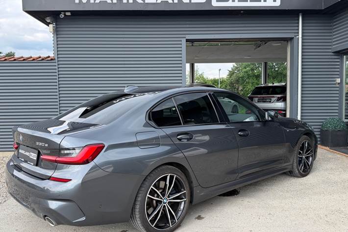 Grå BMW 330e fra 2021