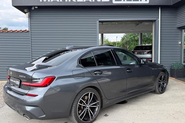 Grå BMW 330e fra 2021