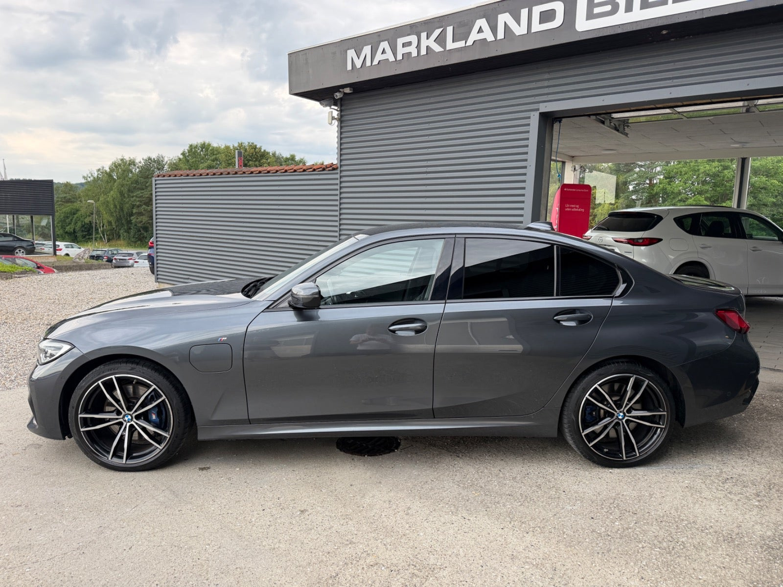 Grå BMW 330e fra 2021