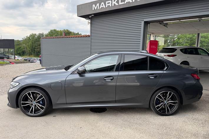 Grå BMW 330e fra 2021