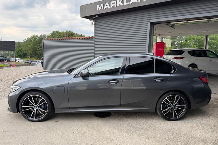 Grå BMW 330e fra 2021