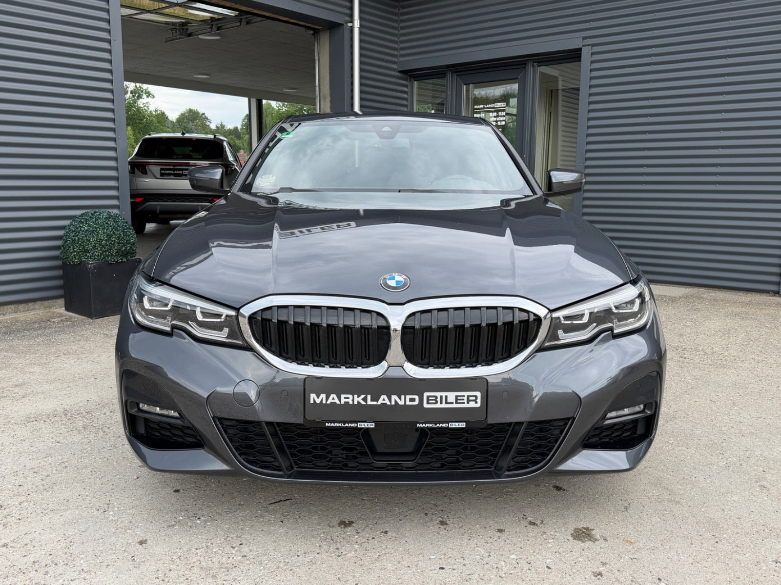 Grå BMW 330e fra 2021