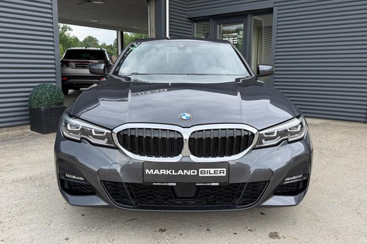 Grå BMW 330e fra 2021