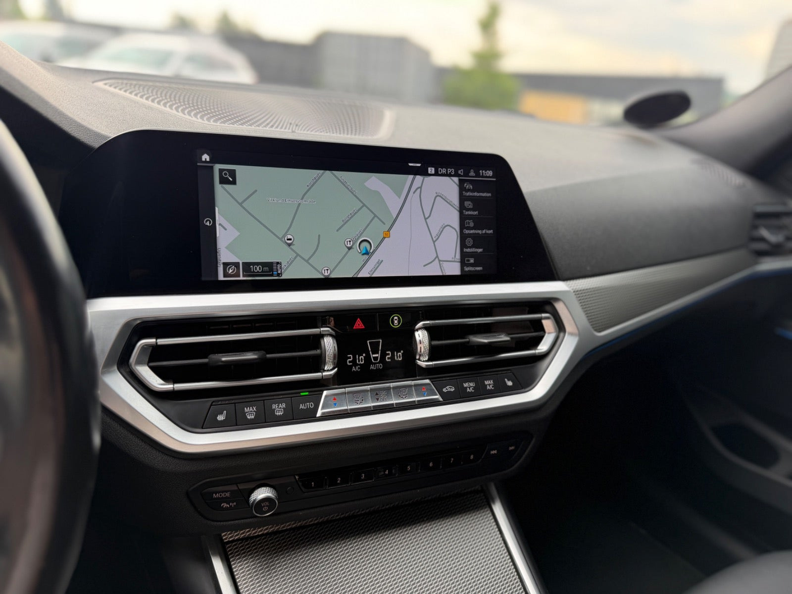 Grå BMW 330e fra 2021
