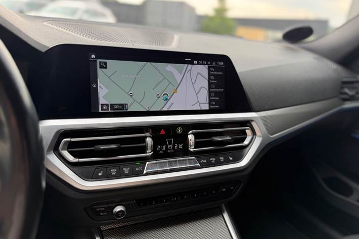 Grå BMW 330e fra 2021