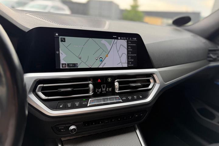 Grå BMW 330e fra 2021