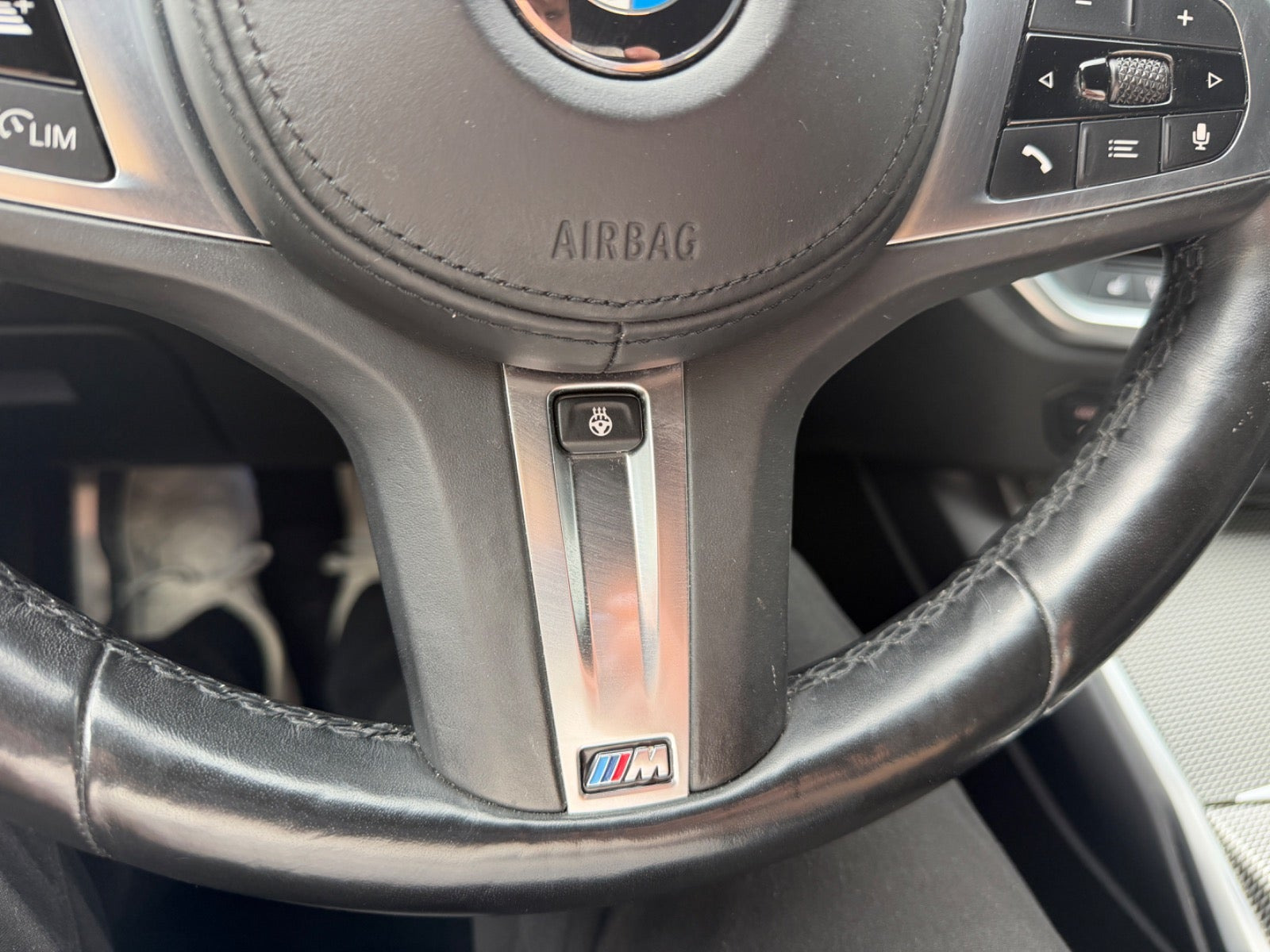Grå BMW 330e fra 2021