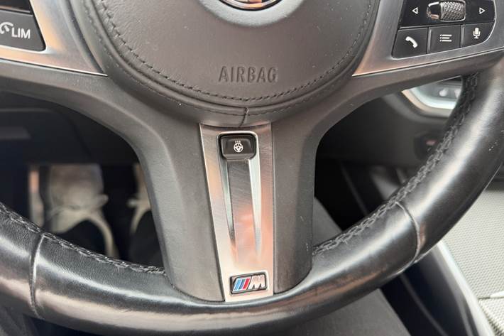 Grå BMW 330e fra 2021