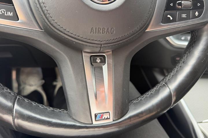 Grå BMW 330e fra 2021