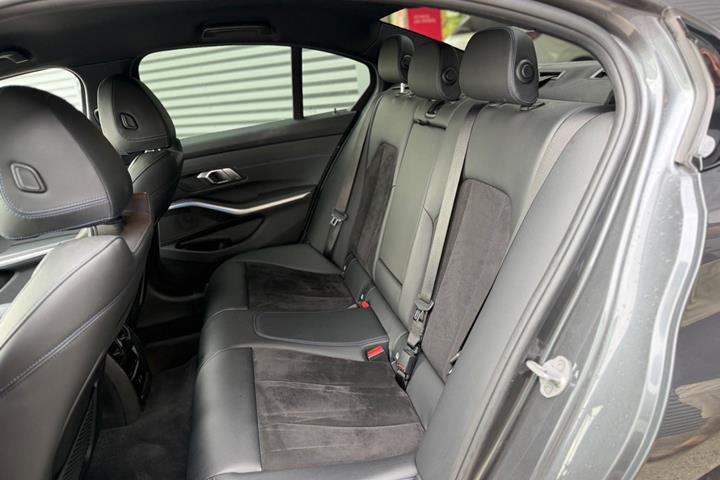 Grå BMW 330e fra 2021