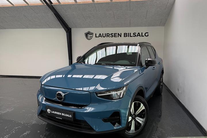 Blå Volvo XC40 fra 2023 set udefra