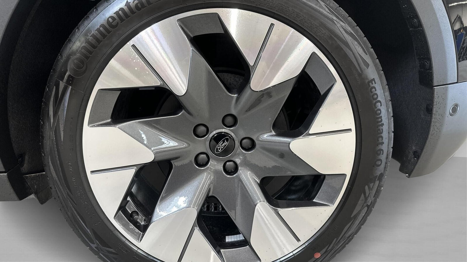 Sort Ford Explorer fra 2026