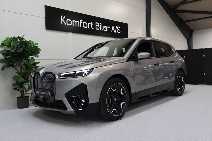 Orange BMW iX fra 2023