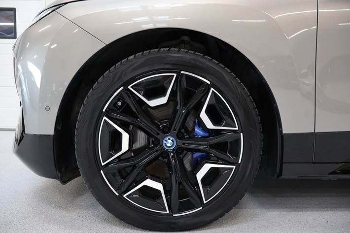 Orange BMW iX fra 2023