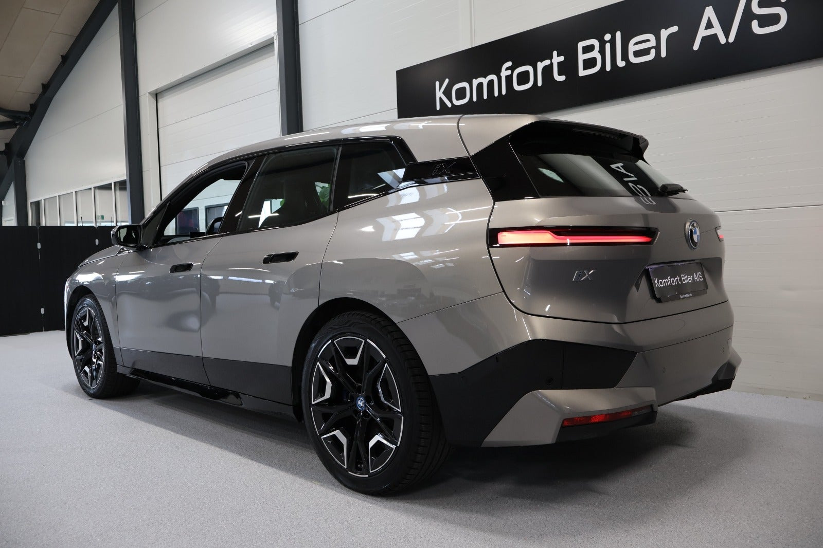 Orange BMW iX fra 2023