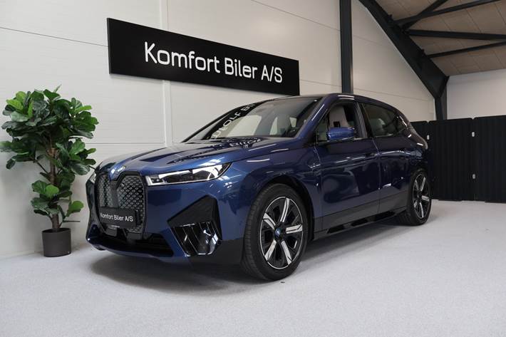 Blå BMW iX fra 2023