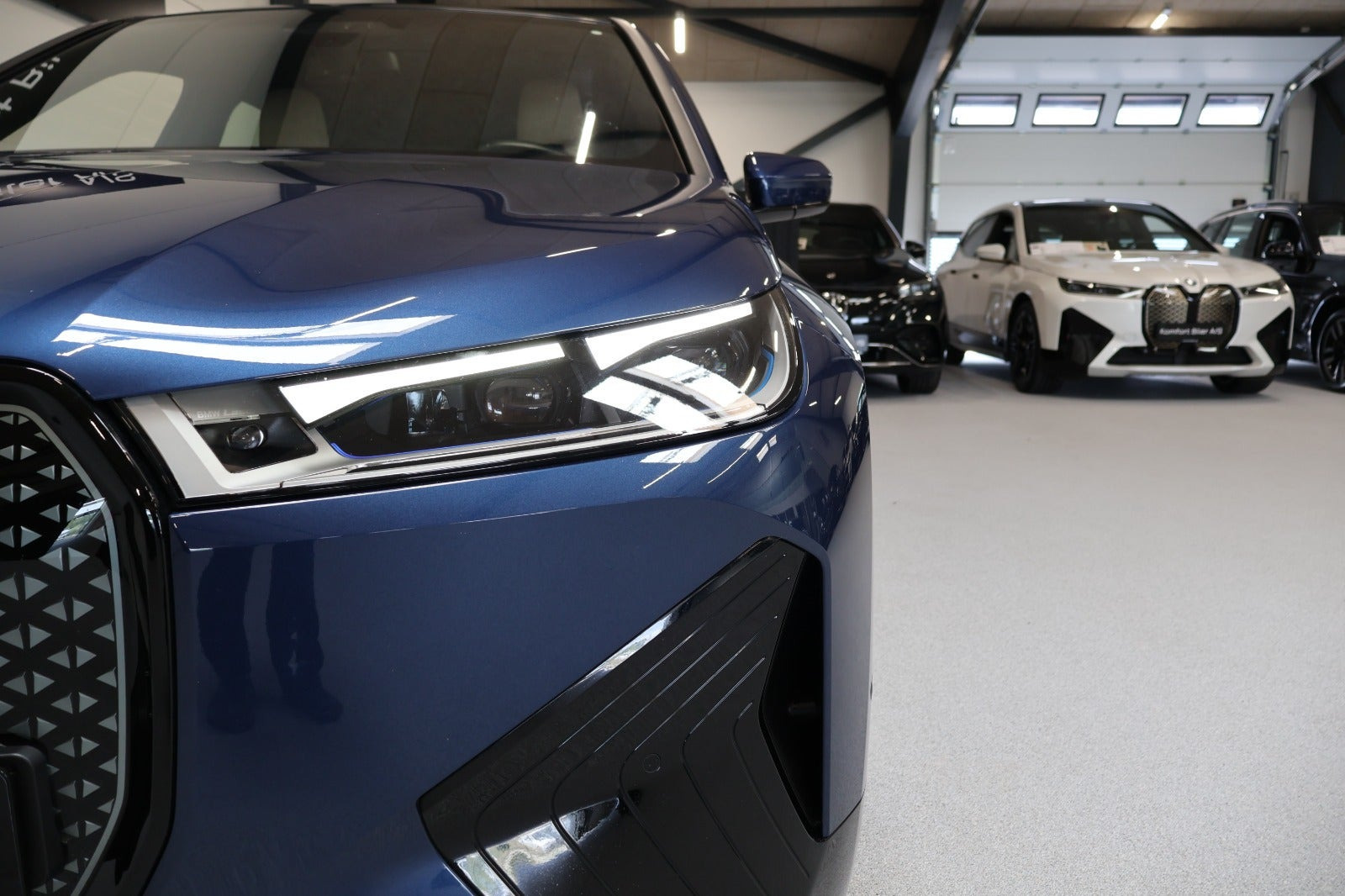 Blå BMW iX fra 2023