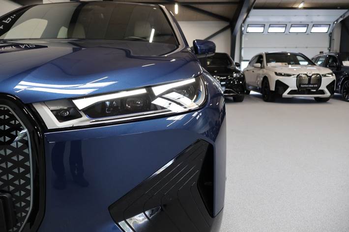 Blå BMW iX fra 2023