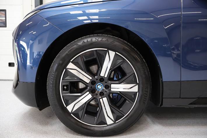 Blå BMW iX fra 2023