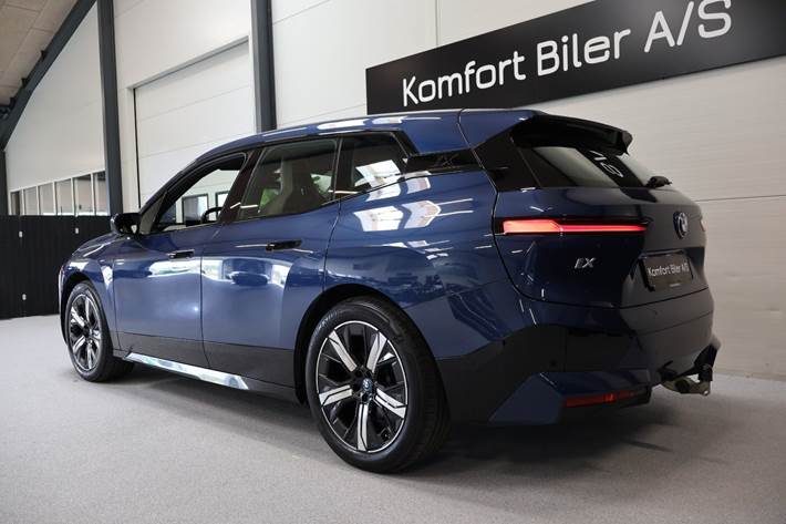 Blå BMW iX fra 2023