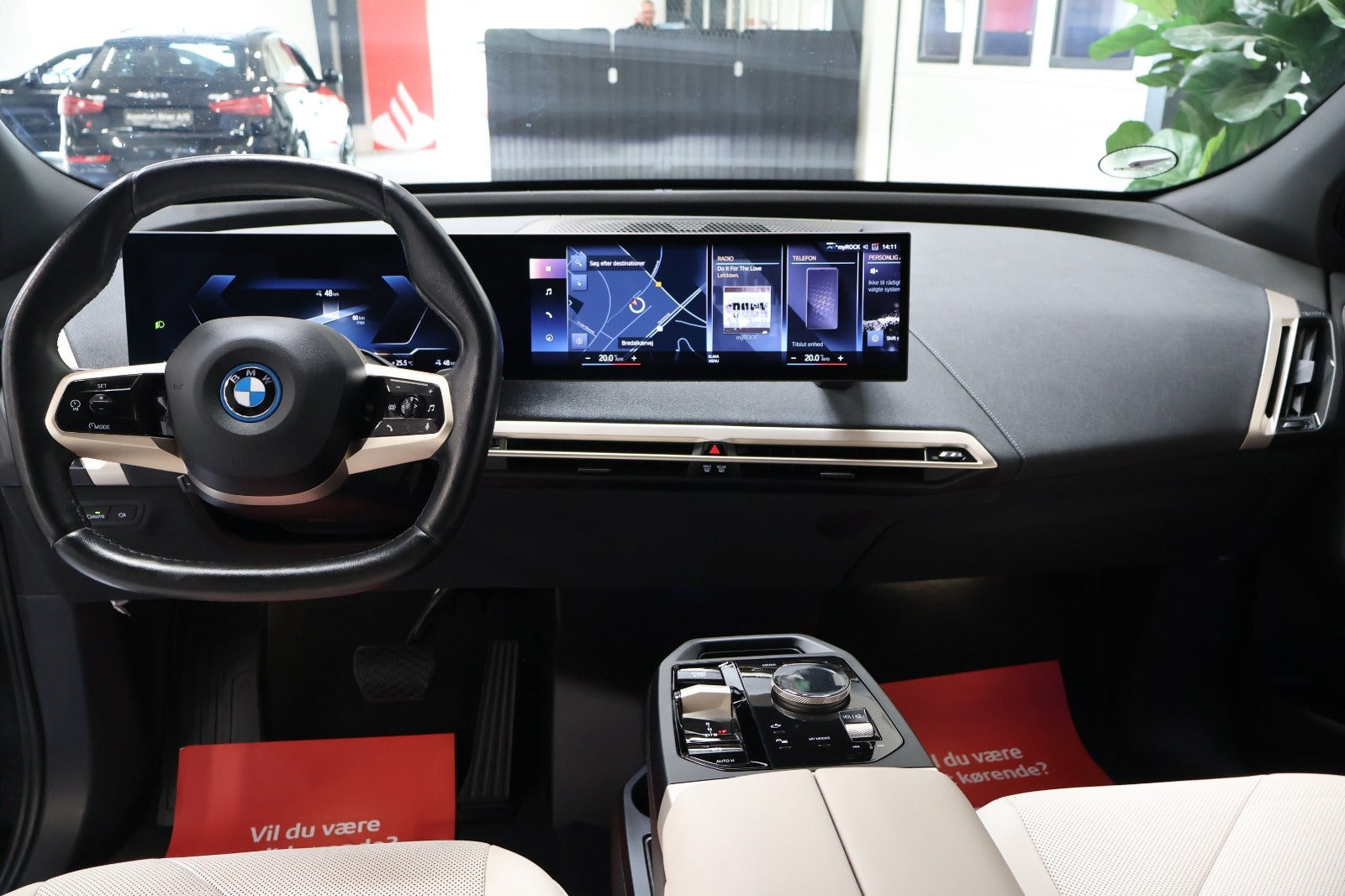 Blå BMW iX fra 2023