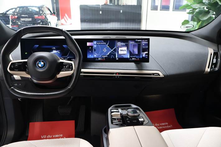 Blå BMW iX fra 2023