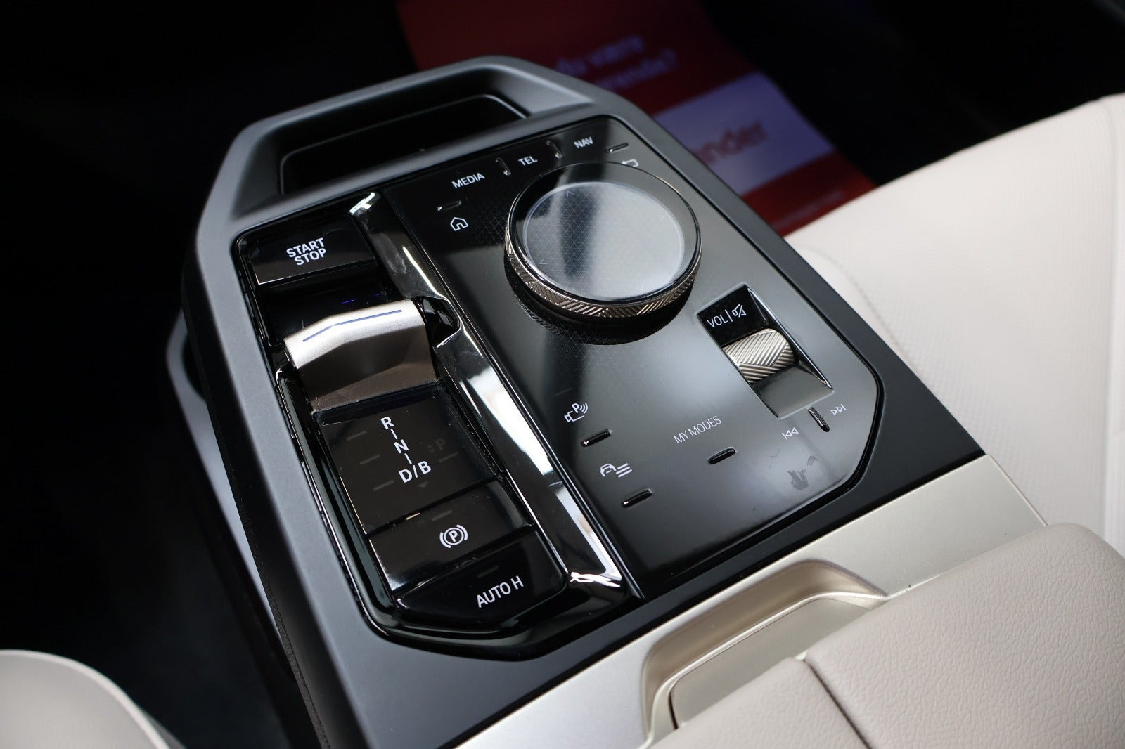 Blå BMW iX fra 2023