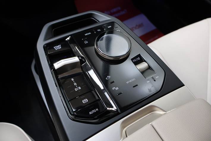 Blå BMW iX fra 2023