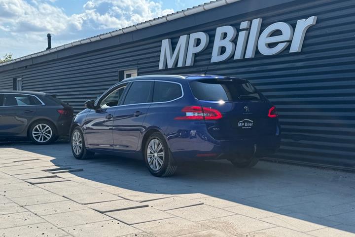 Blå Peugeot 308 fra 2020
