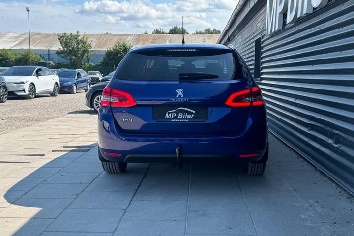 Blå Peugeot 308 fra 2020