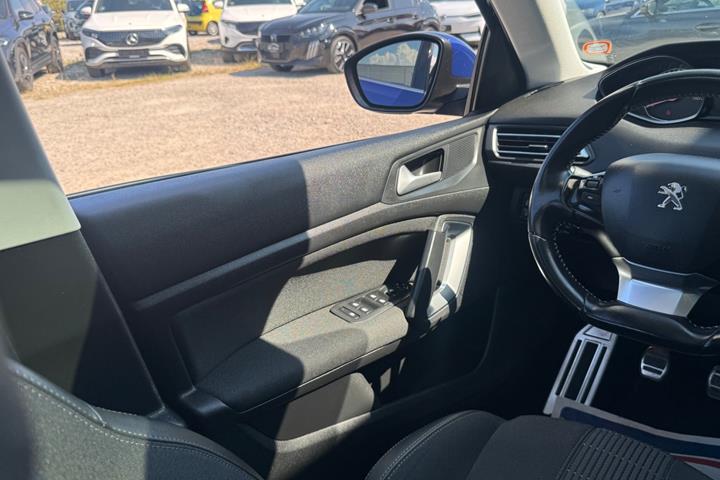 Blå Peugeot 308 fra 2020