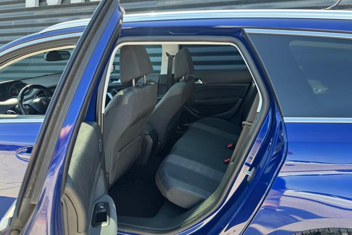 Blå Peugeot 308 fra 2020