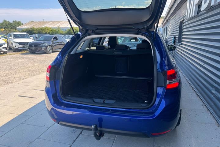 Blå Peugeot 308 fra 2020